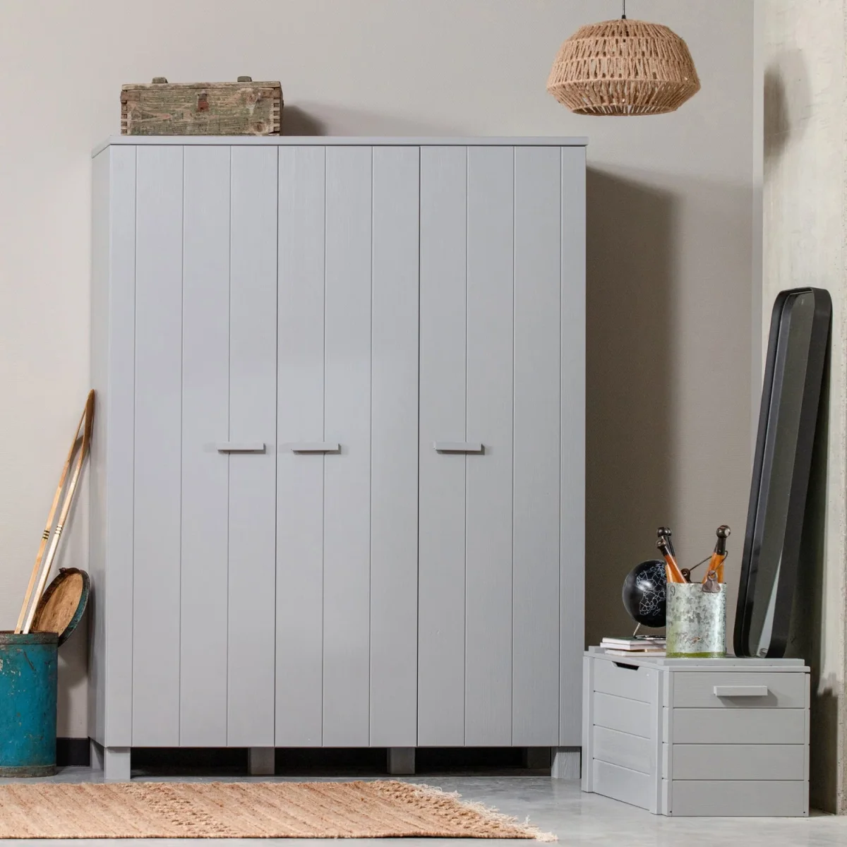 WOOOD - Dennis 3-Dørs Garderobeskab Fyrretræ Betongrå FSC 202x158x55 cm - Billede 3