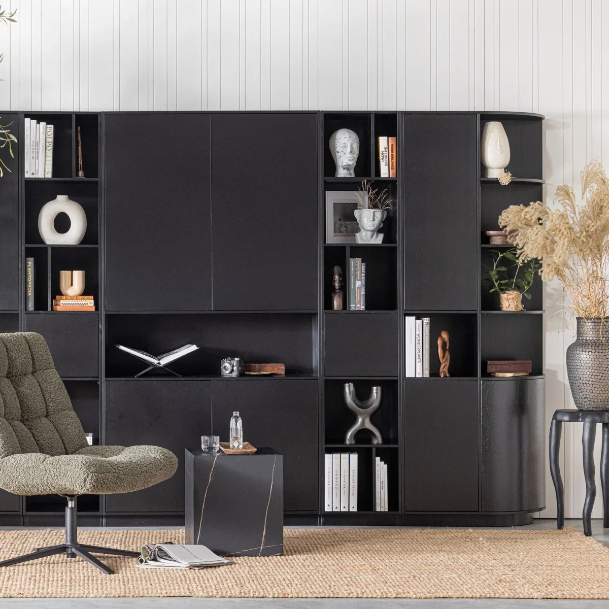 WOOOD - Finca Opbevaringsskab Rund Højre Fyr Dyb Sort FSC - 210x78x40 cm - Billede 3