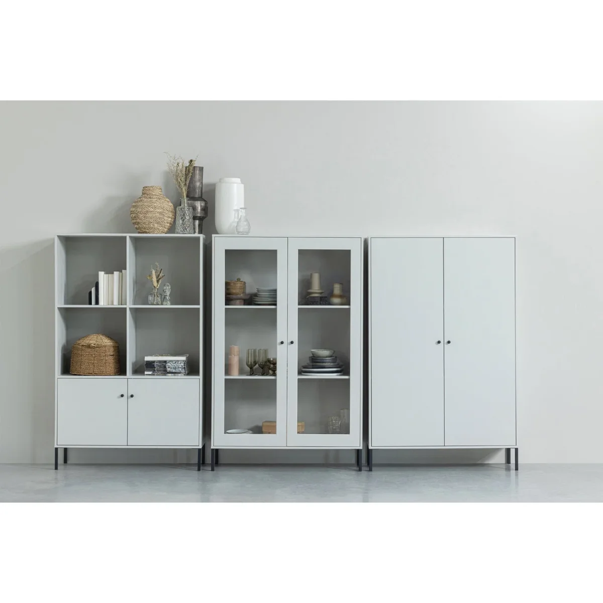 WOOOD Xam Vitrineskab Fyrretræ Cloud Grey FSC - 155x100x40 cm - Billede 3