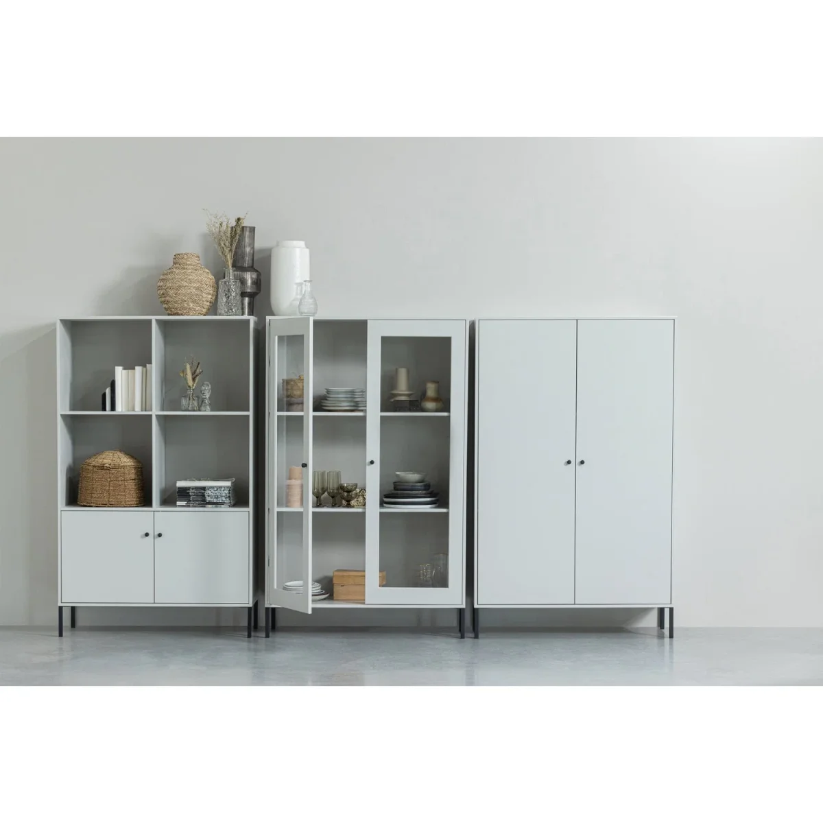 WOOOD Xam Vitrineskab Fyrretræ Cloud Grey FSC - 155x100x40 cm - Billede 4