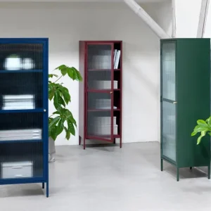 Bronco glasskab -  Blå metal, guldfarvet greb, 160x58x40cm
