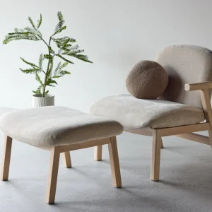 Venture Home - Rile – lænestol med fodskammel – whitewash ben / beige polstring